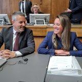 Face au parlement, Stéphane Ganzer et Franziska Biner ont vécu une entrée en matière sensiblement différente